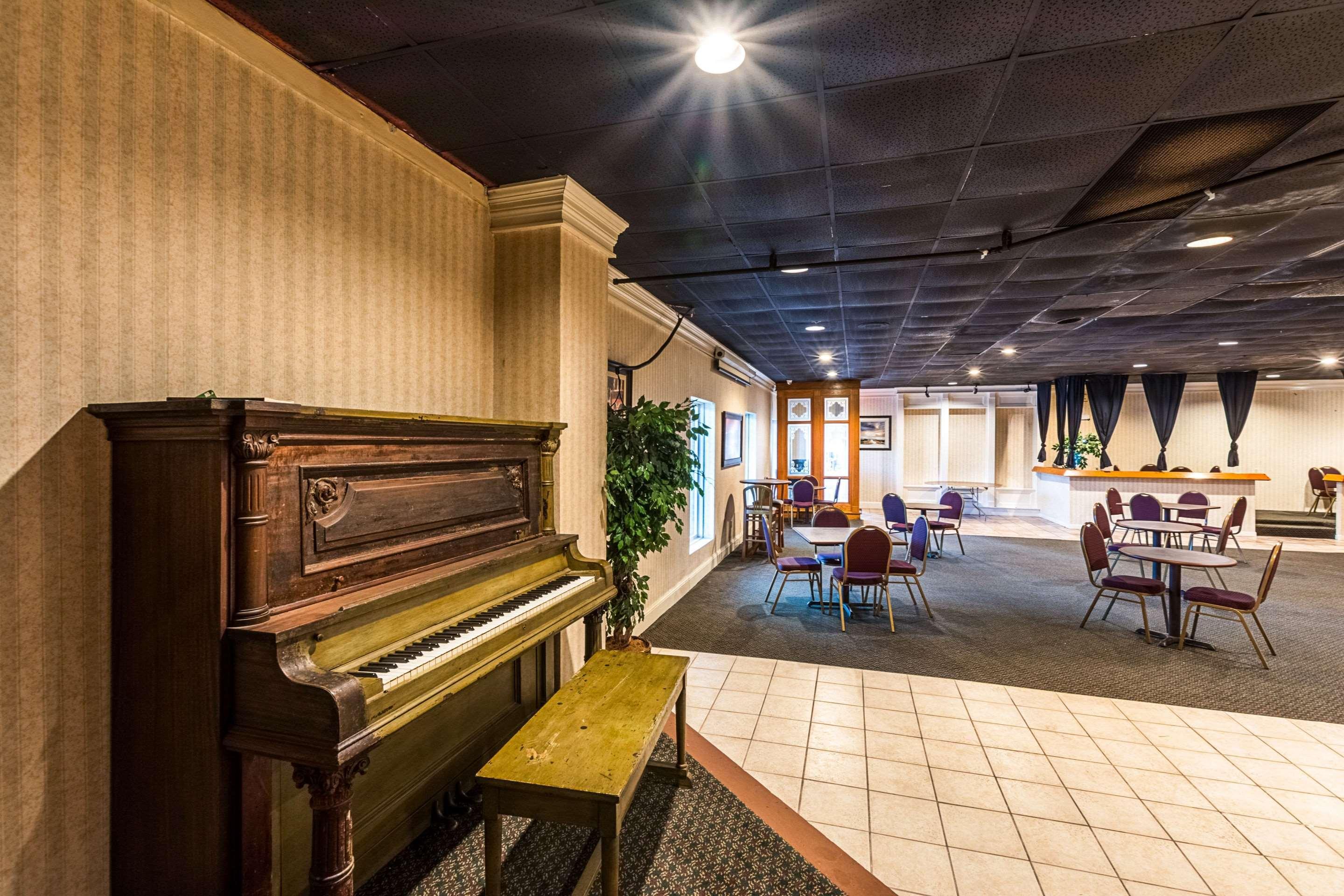 Orangeburg Inn & Suites Exterior photo